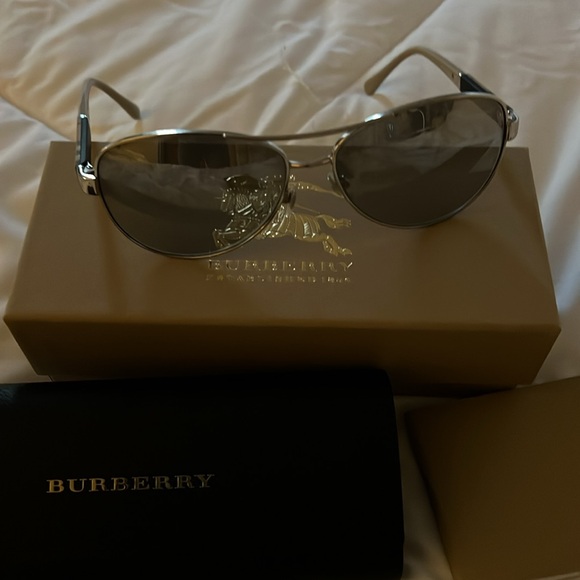 Burberry Stylish Silver Aviator Sunglasses - Picture 5 of 8
